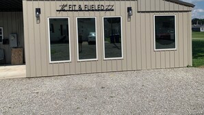 Ein Gebäude mit einem Schild, auf dem „FIT & FUELED Studio“ steht.