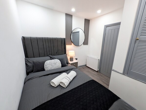 Classic Apartment | 4 bedrooms, laptop workspace, iron/ironing board, free WiFi - Comfortable Stay Naeem (Clayton)