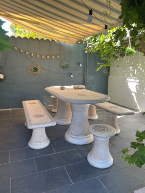 Outdoor dining - 3-bedroom villa with private pool and pétanque court (Carcassonne)