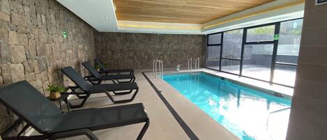 Een verwarmd zwembad