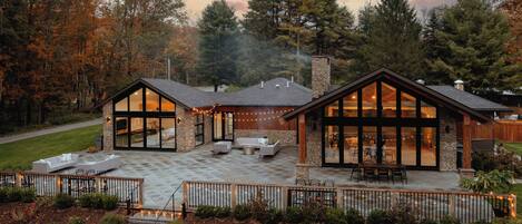 Vista frontal de la propiedad