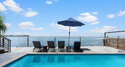 Spacious 5-bedroom house with Pool, Ocean Views, Dock in wonderful Marathon, Fl