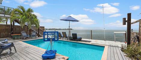 Una piscina al aire libre, una piscina climatizada