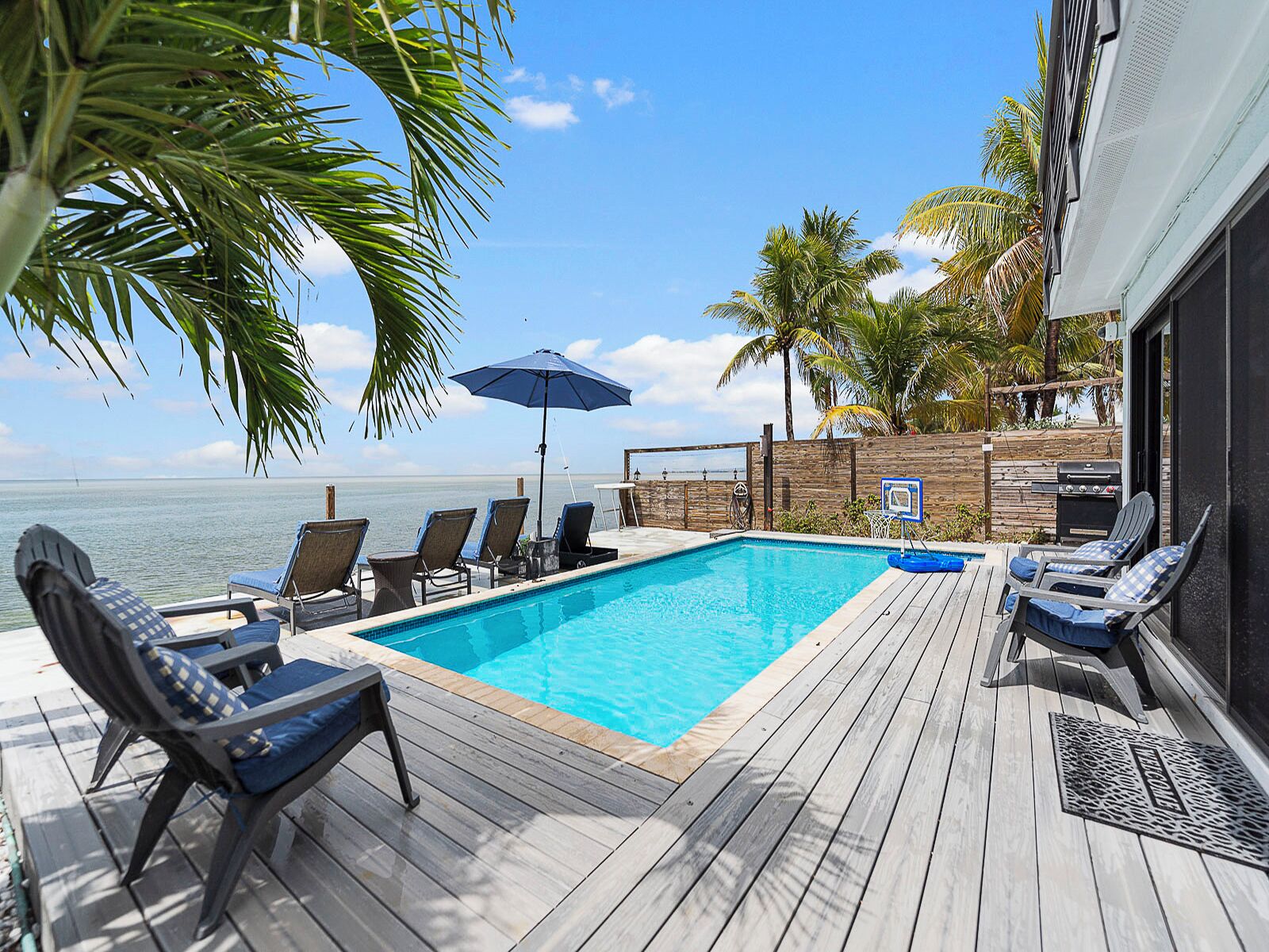 Een buitenzwembad en een verwarmd zwembad