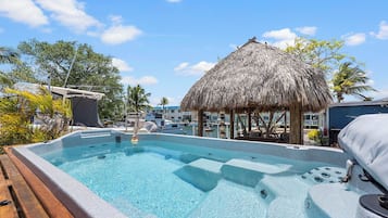 Tina de hidromasaje al aire libre