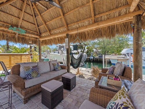 Charming 2-bedroom house in beautiful Marathon with Swim Spa, Dock, Pets Welcome