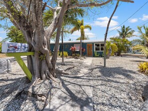 Exterior - Charming 2-bedroom house in beautiful Marathon with Swim Spa, Dock, Pets Welcome (Marathon)