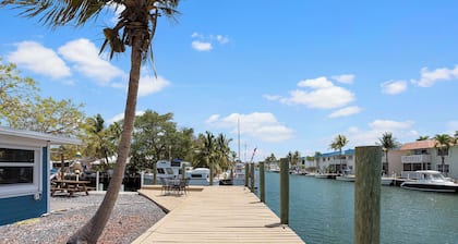 Charming 2-bedroom house in beautiful Marathon with Swim Spa, Dock, Pets Welcome