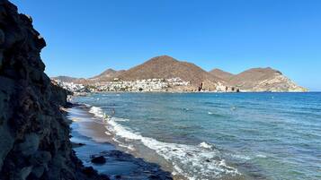 Accommodatie ligt op het strand, ligstoelen, strandlakens