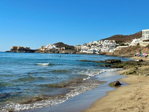 On the beach, sun-loungers, beach towels - Fabulous ocean view and pool 80m from the beach in San Jose (pet friendly) (San José)