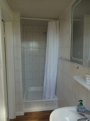 Dusj, hårføner, såpe og toalettpapir