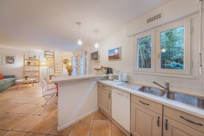 Mikrobølgeovn, ovn, kokeplater og oppvaskmaskin