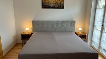 3 bedrooms, travel crib, WiFi, bed sheets