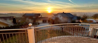 Geräumiges Ferienhaus mit Alpenblick, großem Balkon und Terrasse.