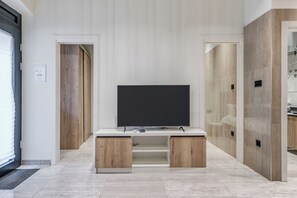 Deluxe Apartment | Living area | 100-cm flat-screen TV with cable channels - My Home - Downtown Retreat (Split)