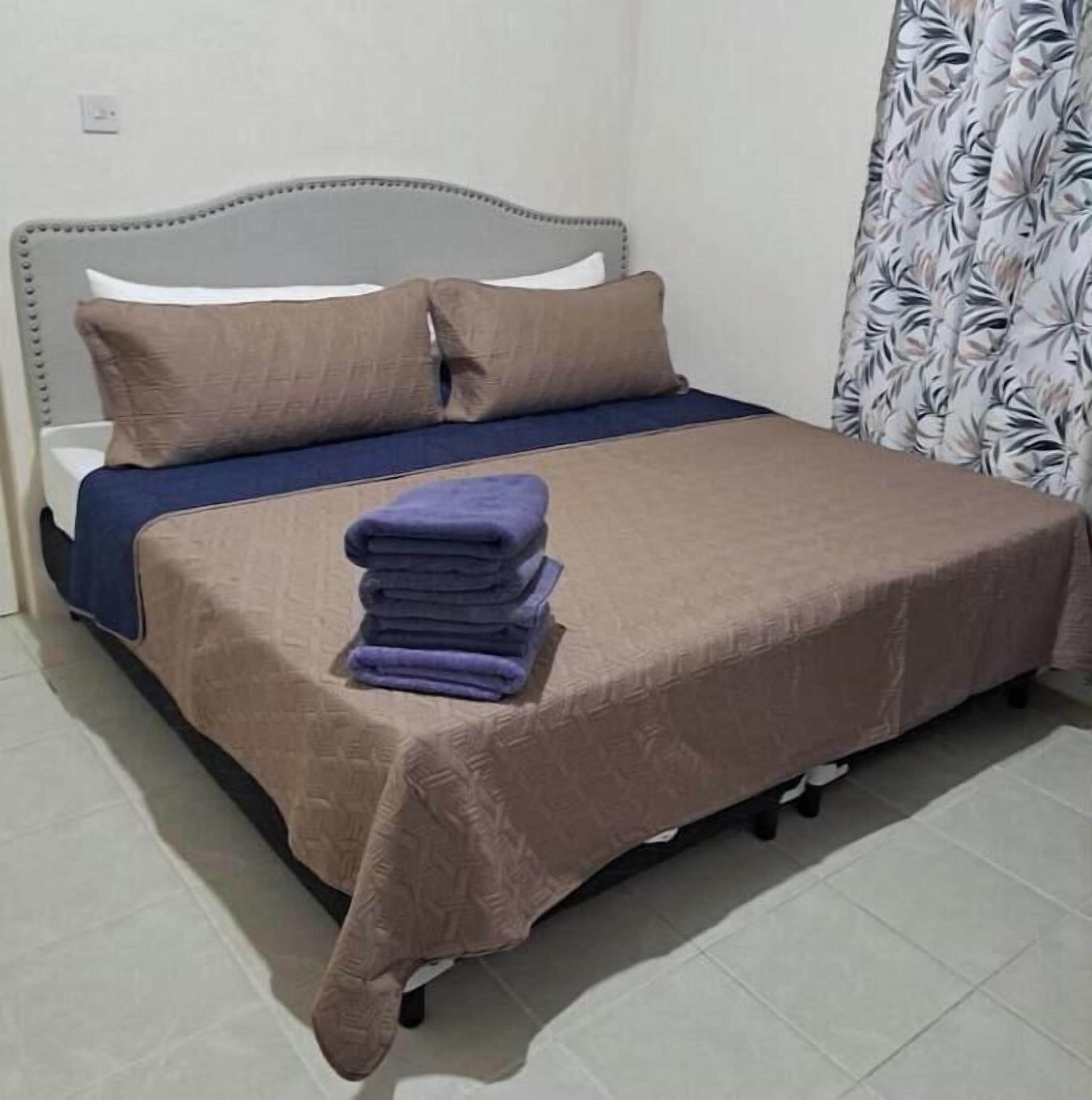 3 habitaciones, escritorio, tabla de planchar con plancha y wifi gratis 