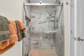 シャワー、ヘアドライヤー、タオル、石鹸