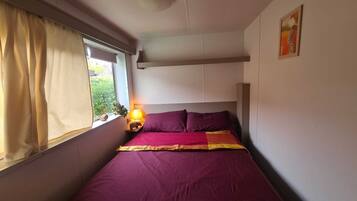 2 slaapkamers, een strijkplank/strijkijzer, beddengoed