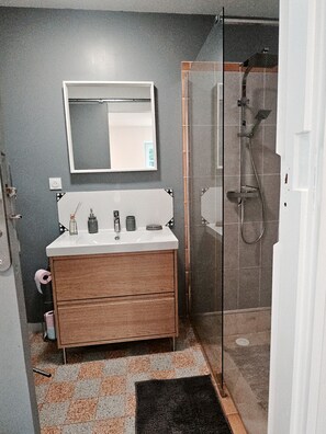 Een douche, een haardroger, handdoeken, toiletpapier