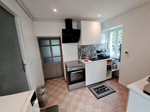 Kylskåp, mikrovågsugn, ugn och spishäll