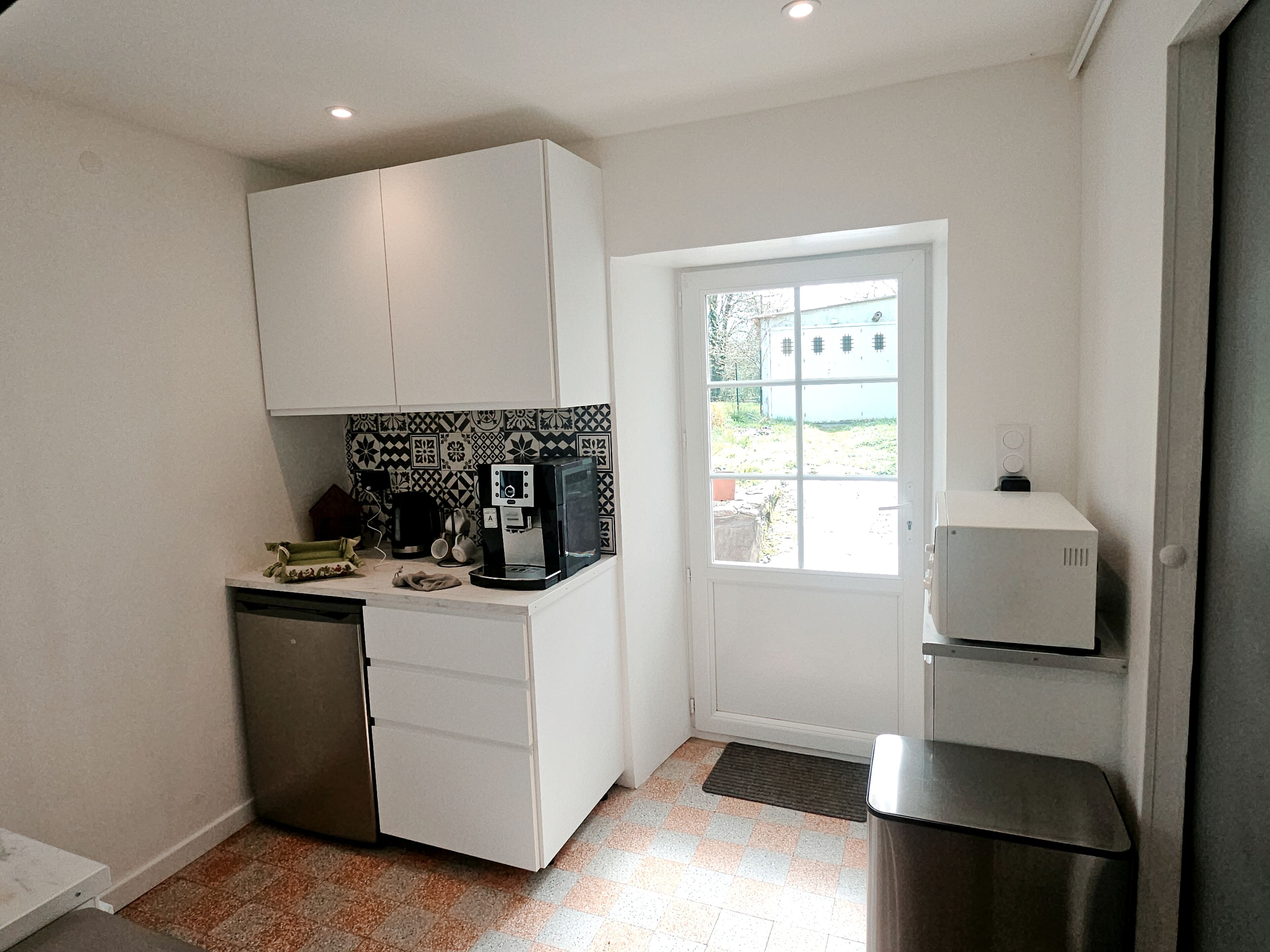 Jääkaappi, mikroaaltouuni, uuni, liesi