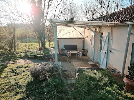 Outdoor dining. Furnished 2-room house in the countryside. Free parking