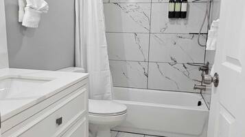 Een bubbelbad, een haardroger, handdoeken, zeep