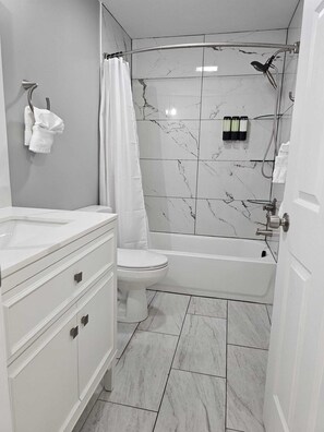 Bañera de hidromasaje, secador de pelo, toallas y jabón