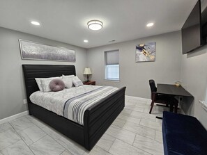 1 slaapkamer, een bureau, een strijkplank/strijkijzer, reisbedje