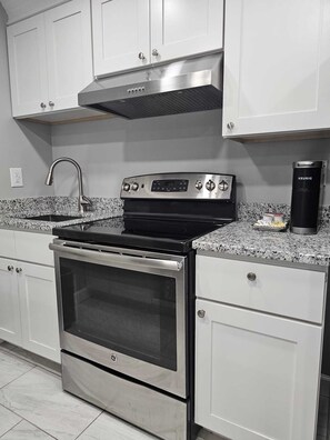 Køleskab, mikrobølgeovn, ovn, kogeplade