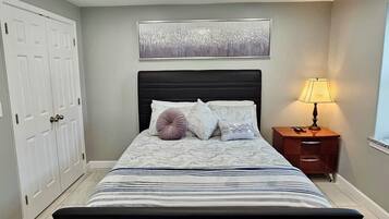 1 slaapkamer, een bureau, een strijkplank/strijkijzer, reisbedje