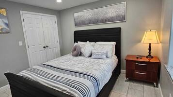 1 slaapkamer, een bureau, een strijkplank/strijkijzer, reisbedje