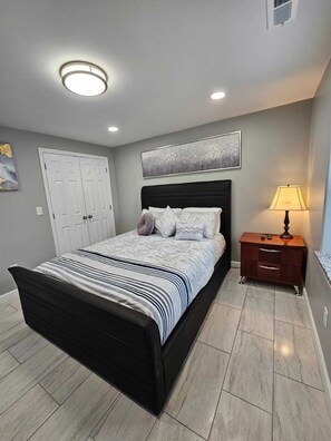 1 dormitorio, escritorio, tabla de planchar con plancha y cuna de viaje