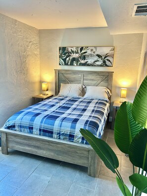 2 bedrooms, iron/ironing board, WiFi, bed sheets - Walk to the beach: Historic Gem near Downtown LWB (Lake Worth Beach)