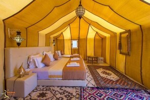 1 dormitori, planxa i posts de planxar, wifi i roba de llit
