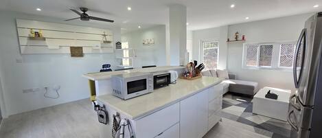 Kühlschrank, Mikrowelle, Ofen, Herdplatte