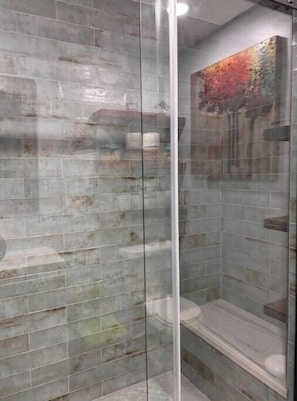 Douche, serviettes fournies, savon, papier toilette