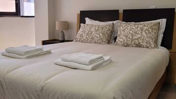 3 quartos, ferros/tábuas de passar roupa, Wi-Fi, roupa de cama