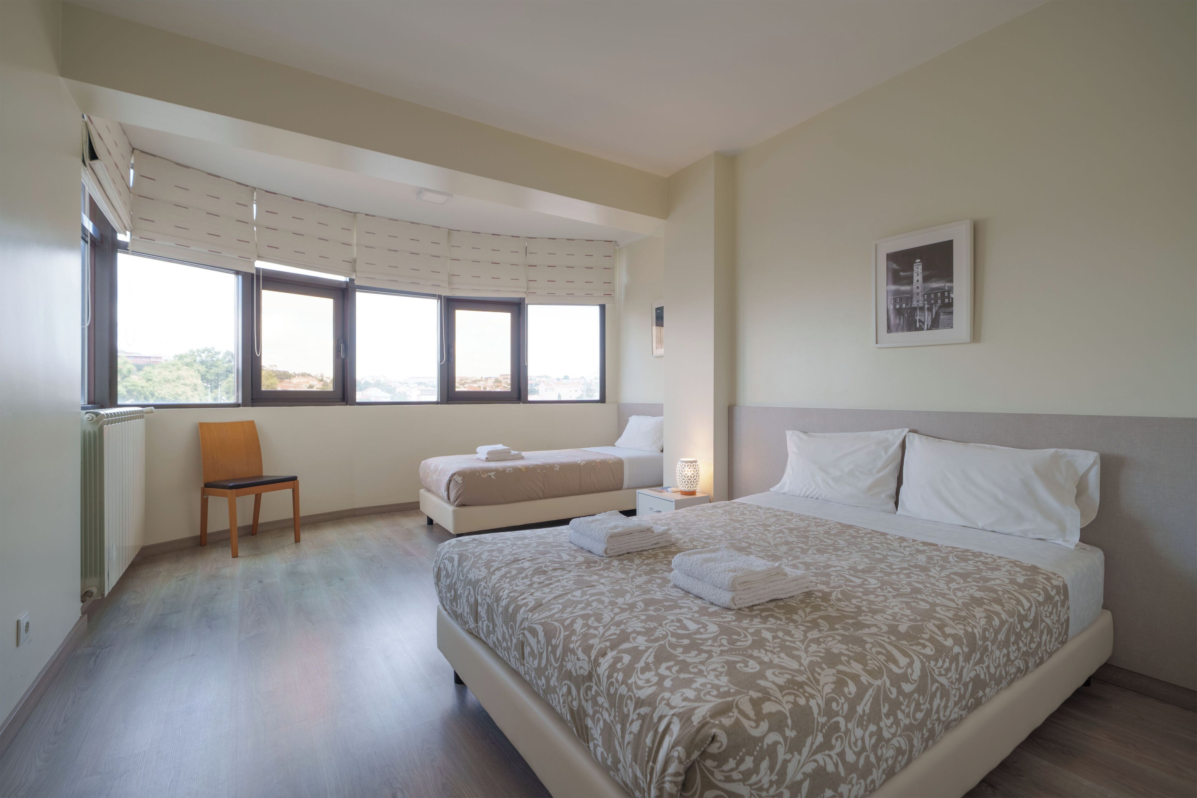 3 habitaciones, tabla de planchar con plancha, wifi y ropa de cama 