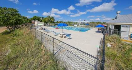 Cozy & peaceful 1 bedroom condo with a balcony a block from Lido Beach
