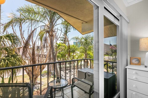 Cozy & peaceful 1 bedroom condo with a balcony a block from Lido Beach