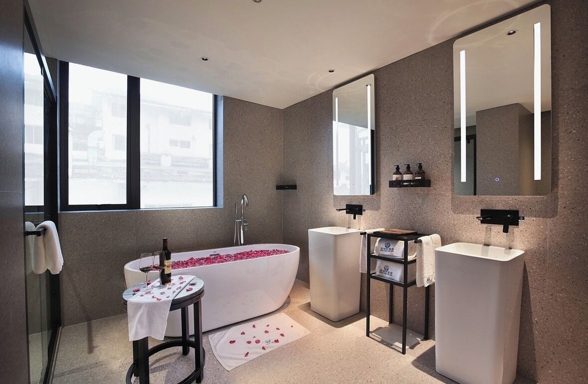 ラグジュアリー スイート バルコニー ヒルビュー | バスルーム | ヘアドライヤー、タオル、石鹸、シャンプー