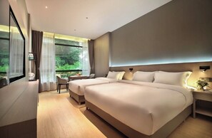 Chambre luxueuse avec lits jumeaux, vue sur la montagne | Bureau, espace de travail pour ordinateurs portables