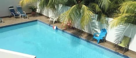 Una piscina al aire libre