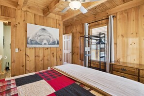 3 habitaciones, escritorio y tabla de planchar con plancha