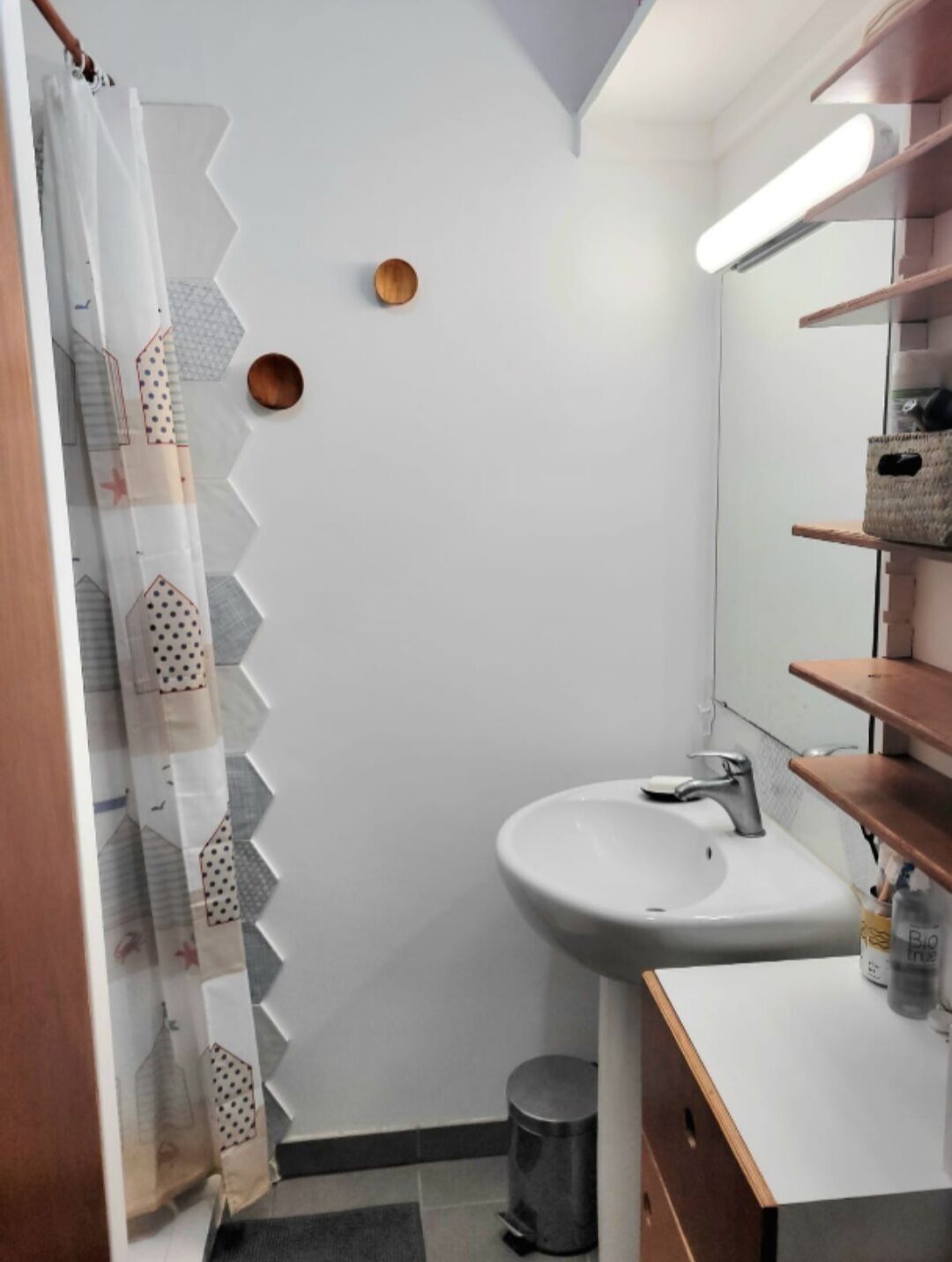 Een douche, handdoeken, zeep, shampoo