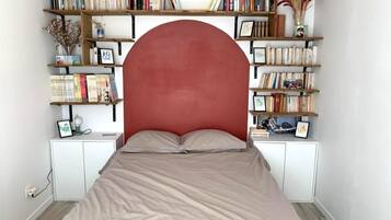 2 slaapkamers, een bureau, een strijkplank/strijkijzer, reisbedje