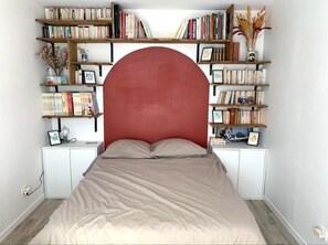 2 chambres, bureau, fer et planche à repasser, lit parapluie
