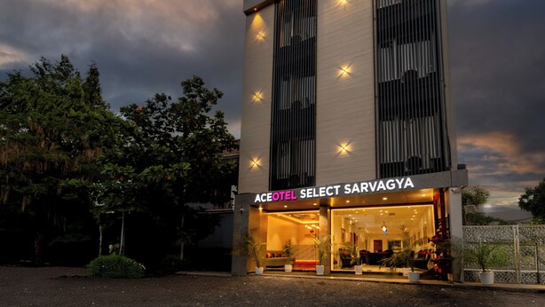 Un hotel moderno con un cartel llamativo que dice "ACEHOTEL SELECT SARVAGYA".