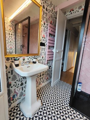 Dusche, Handtücher, Seife, Toilettenpapier